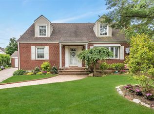 3 Wellington Ct, Merrick, NY 11566