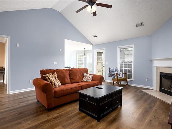 3rd image of 81 Lincolnshire Ln