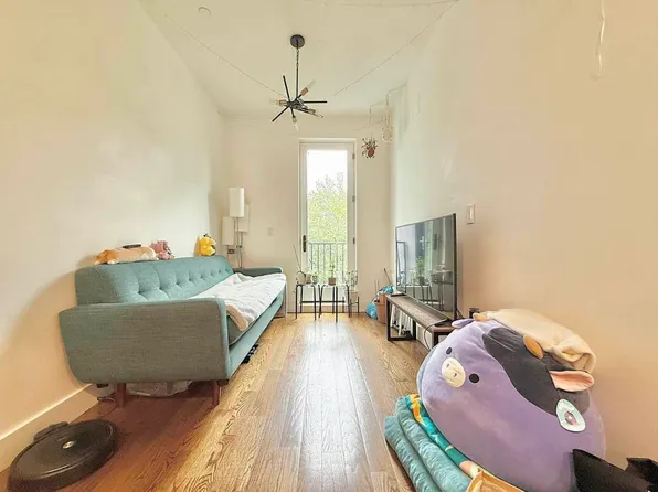 194 Scholes St #3B, Brooklyn, NY 11206