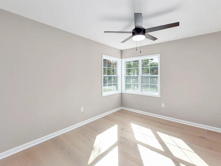 135 W Grand Ave #B — Photo 13