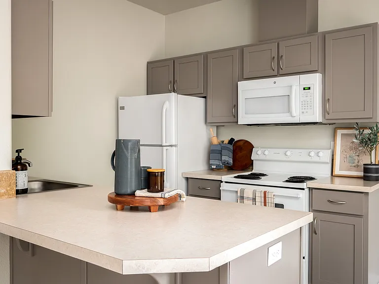 Leverich Apartments — Photo 28