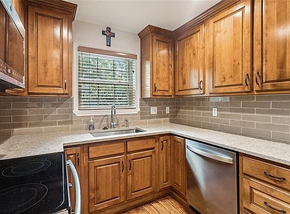 5th image of 180 Whisperwood Blvd