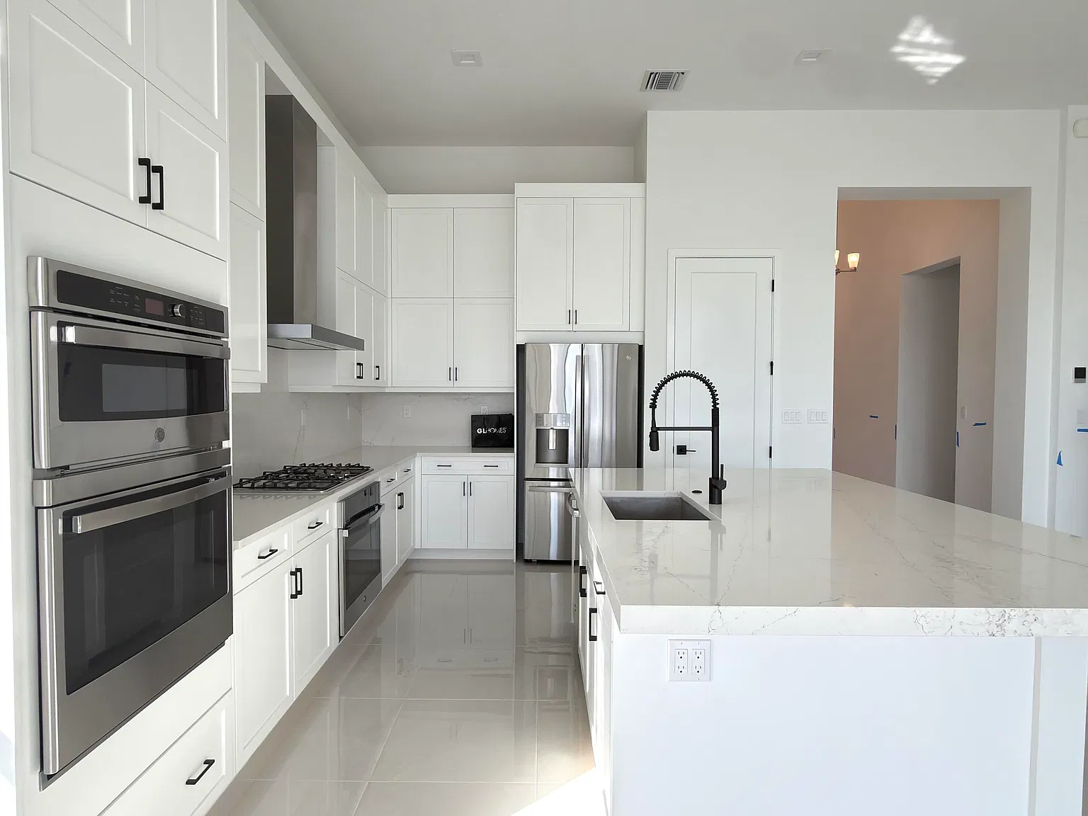 4 bed, 3.5 bath, 2500 sqft, $8,000 — Photo 2