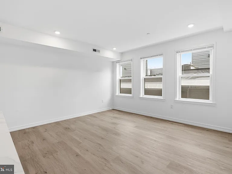 209 New St #5E — Photo 8