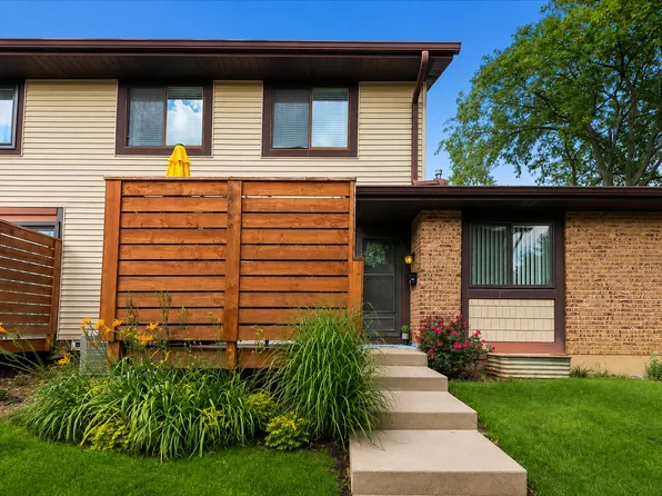 8314 Portsmouth Dr #30, Darien, IL 60561