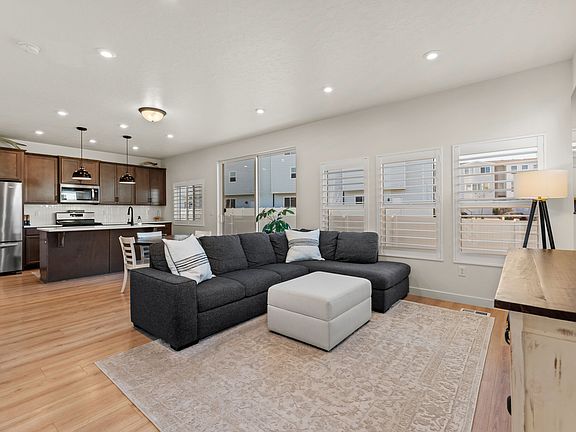 5th image of 683 E Verdant Dr