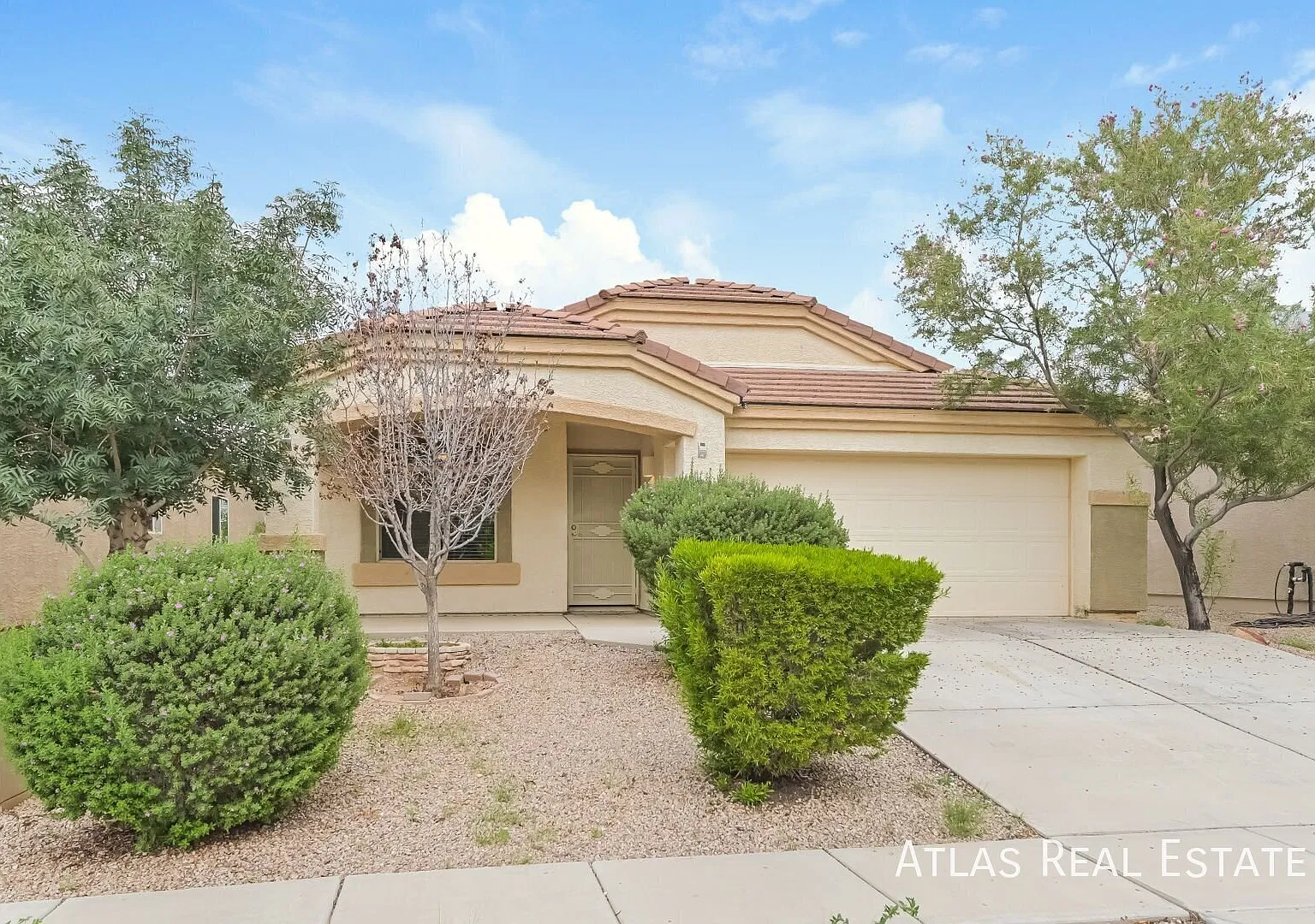 Captivating 4 Bed/2.5 Bath in Southwest Tucson! — Photo 1