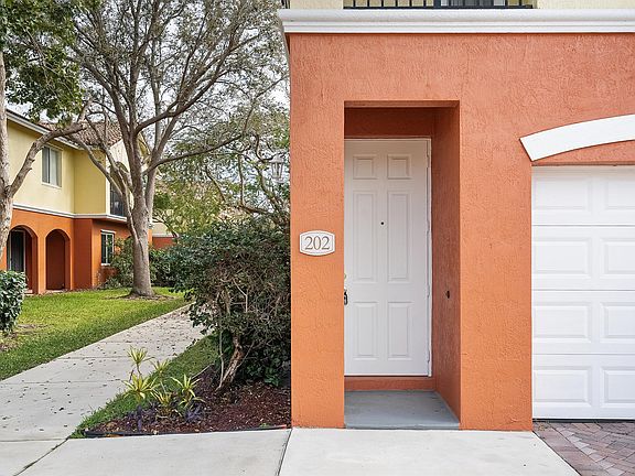 2nd image of 44 SE Sedona Circle #202
