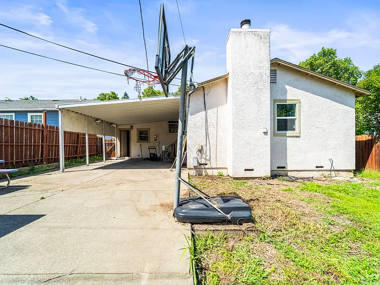 560 Russell St — Photo 41