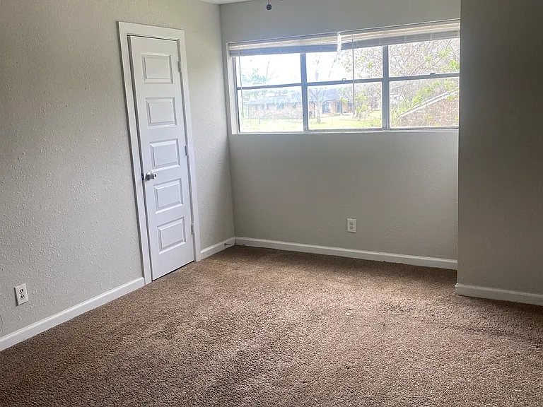 3402 Lantern Ln — Photo 13