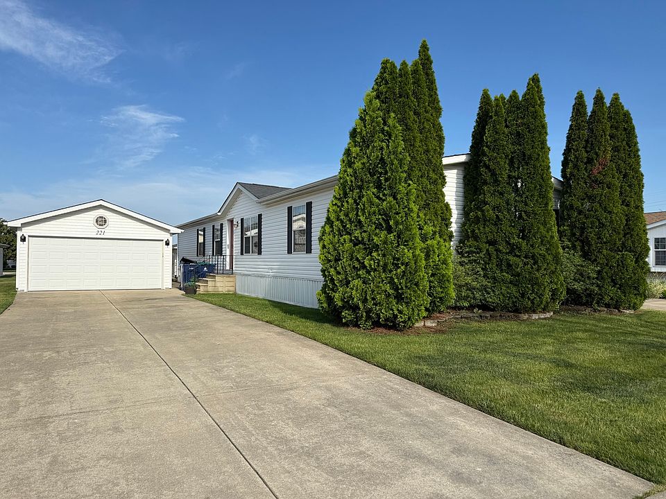 1st image of 221 Begonia Dr