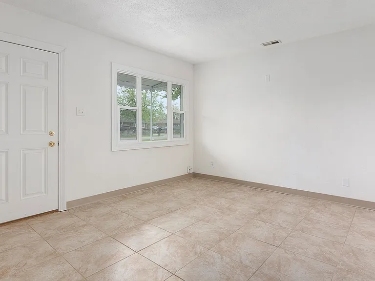 1231 S Denny St — Photo 4