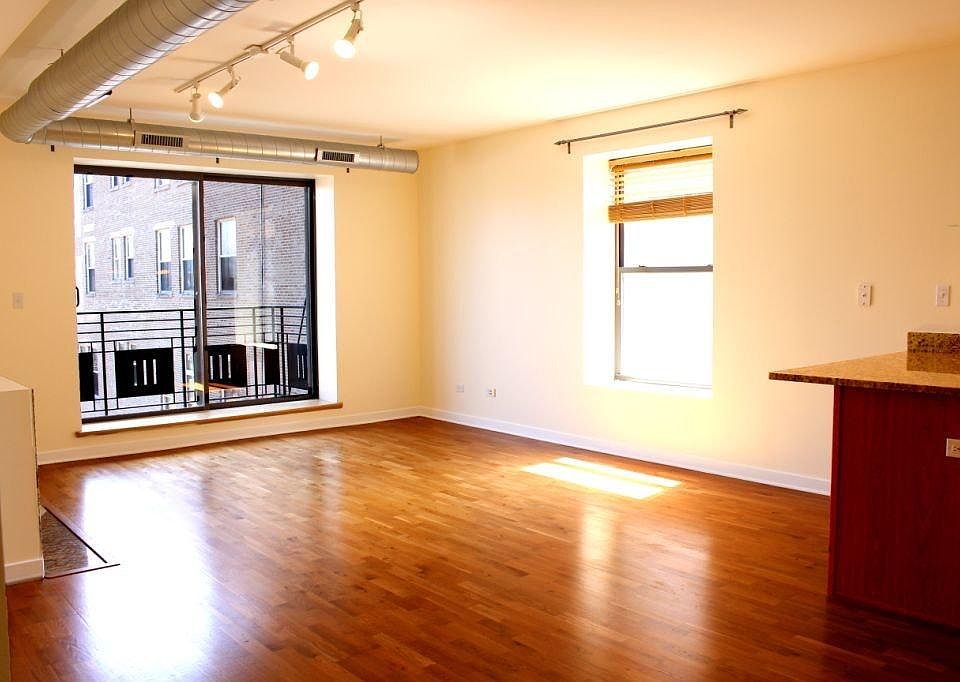 Gleaming oak floors, huge windows, sunshine streaming into L