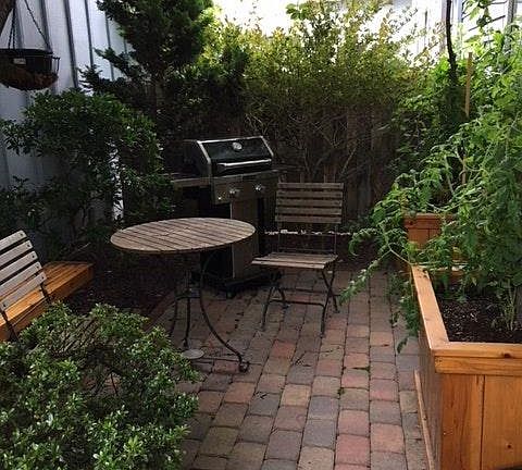 Front privacy garden patio