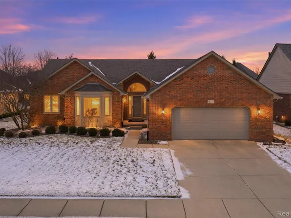48274 Beacon Square Dr, Macomb, MI 48044