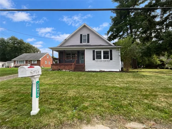 5427 Berg Rd, Buffalo, NY 14218