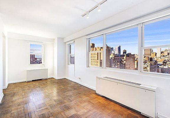 3rd image of 101 W 12th St APT 18P
