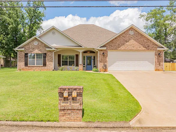 2104 E Harold St, Gladewater, TX 75647