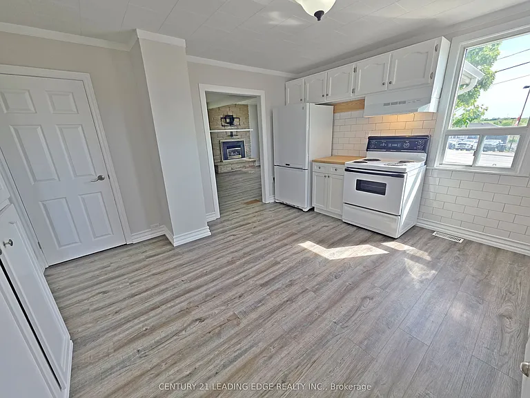 500 The Queensway S — Photo 19