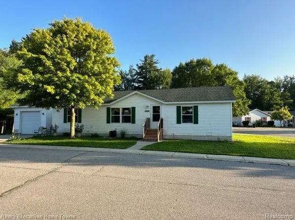 6129 Twin Lakes Dr, Smiths Creek, MI 48074