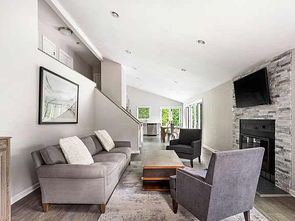 4th image of 2976 Quogue Riverhead Rd