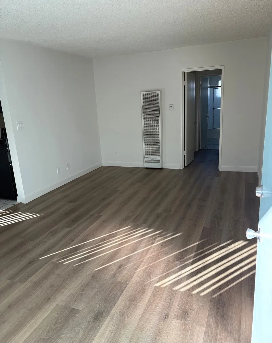 Building Photo - 469 W Windsor Rd #204