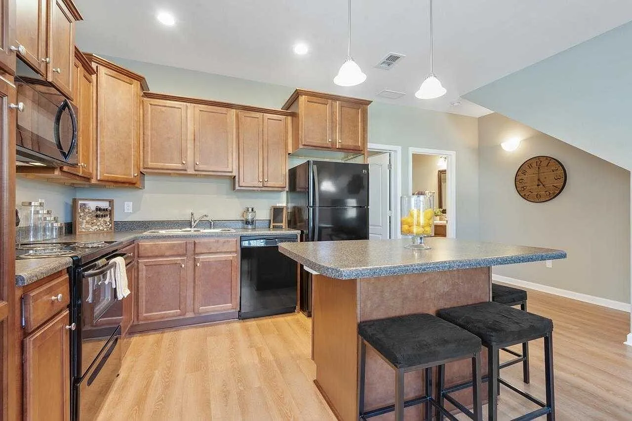 3 bed, 3.0 bath, 1174 sqft, $1,500 — Photo 2