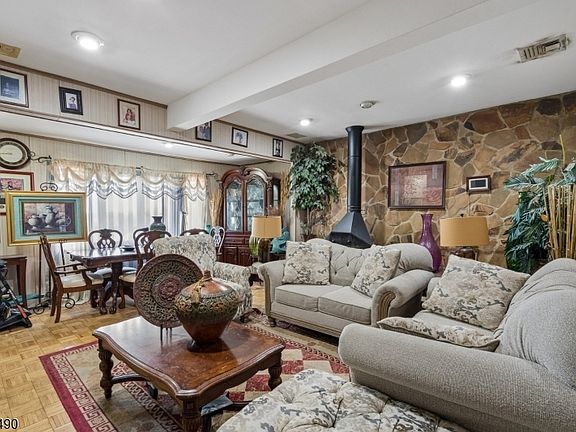 4th image of 35 Longview St
