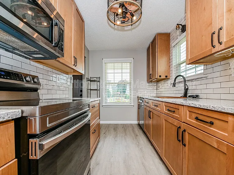 1740 Summerwoods Ln — Photo 7