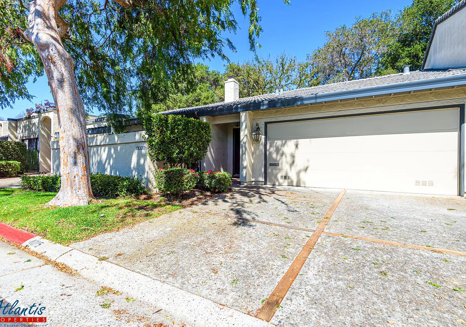 Lovely Palo Alto Townhouse | Desirable Location — Photo 1