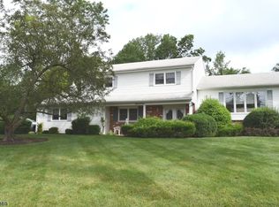 17 Tiffany Dr, East Hanover, NJ 07936