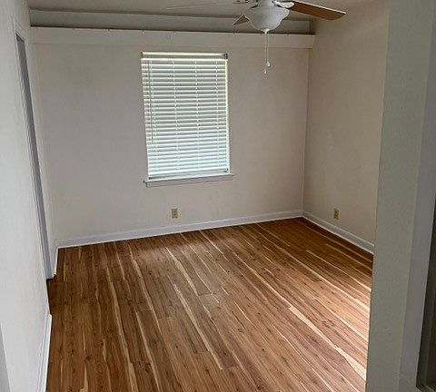 4th image of 1402 Hillcrest Dr