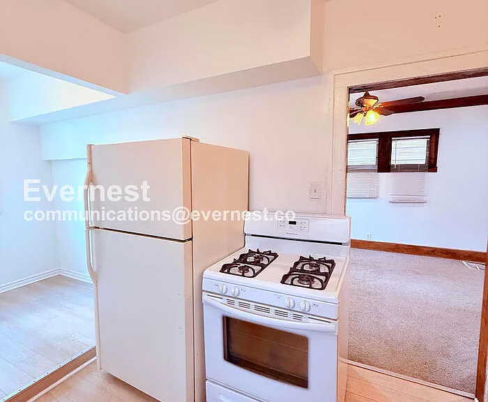 5236 S Clarendon St — Photo 2