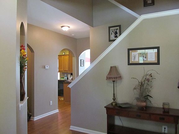 Inviting 2 story foyer