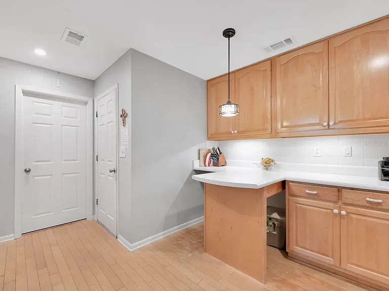 1126 Coral Dr — Photo 4
