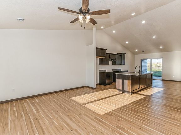 4th image of 154 Towne Centre Dr