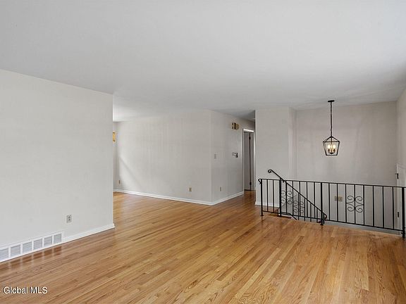 5th image of 118 Kenosha Street
