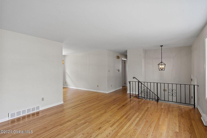5th image of 118 Kenosha Street