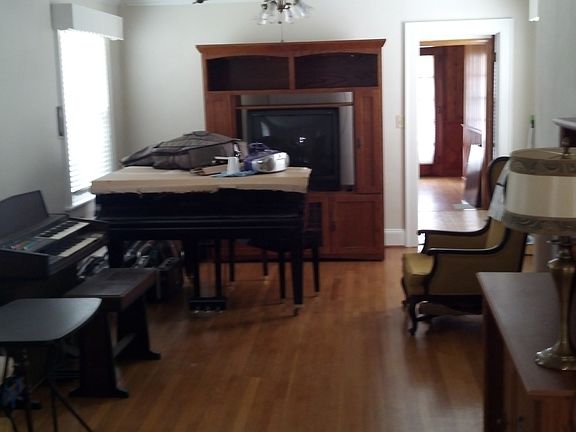 5th image of 1300 Freeman Ave