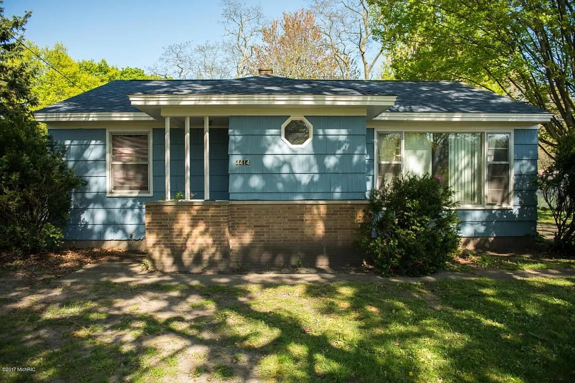 4414 Thompson St photo 1