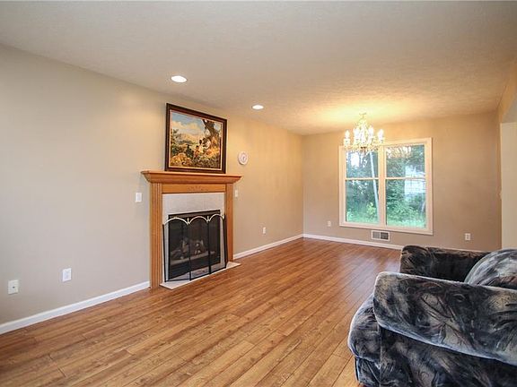 4th image of 1063 Fawn Wood Dr