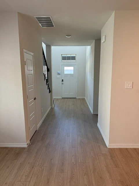 4 bed, 2.5 bath, 2407 sqft, $2,500 — Photo 3