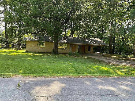 Huge lot, fenced back yard 