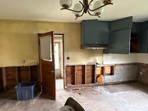 5th image of 114 Main St