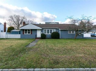389 Albany Ave, Lindenhurst, NY 11757