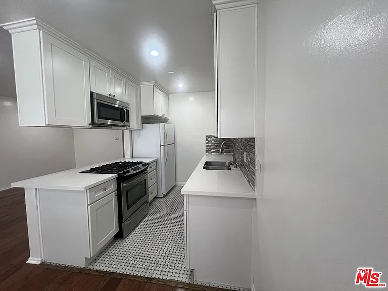 420 Raymond Ave #6 — Photo 2