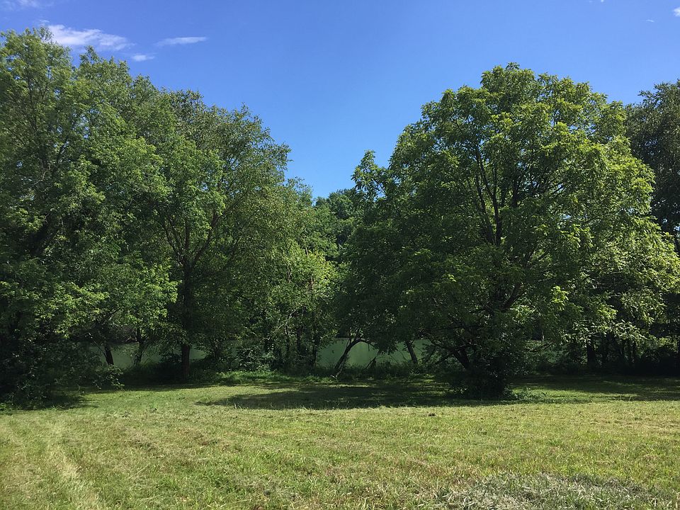 2nd image of 705 Riverbend Trl NE