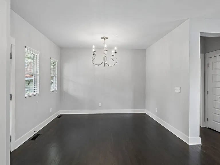 906 Smiley St — Photo 45