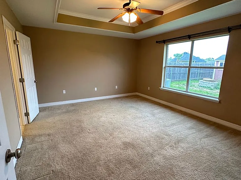 598 Whitefield Ln — Photo 4