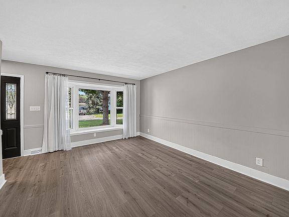5th image of 12015 Peacock Cir